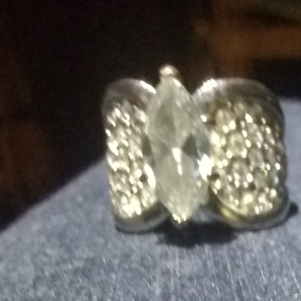 Beautiful ring - Picture 2 of 6